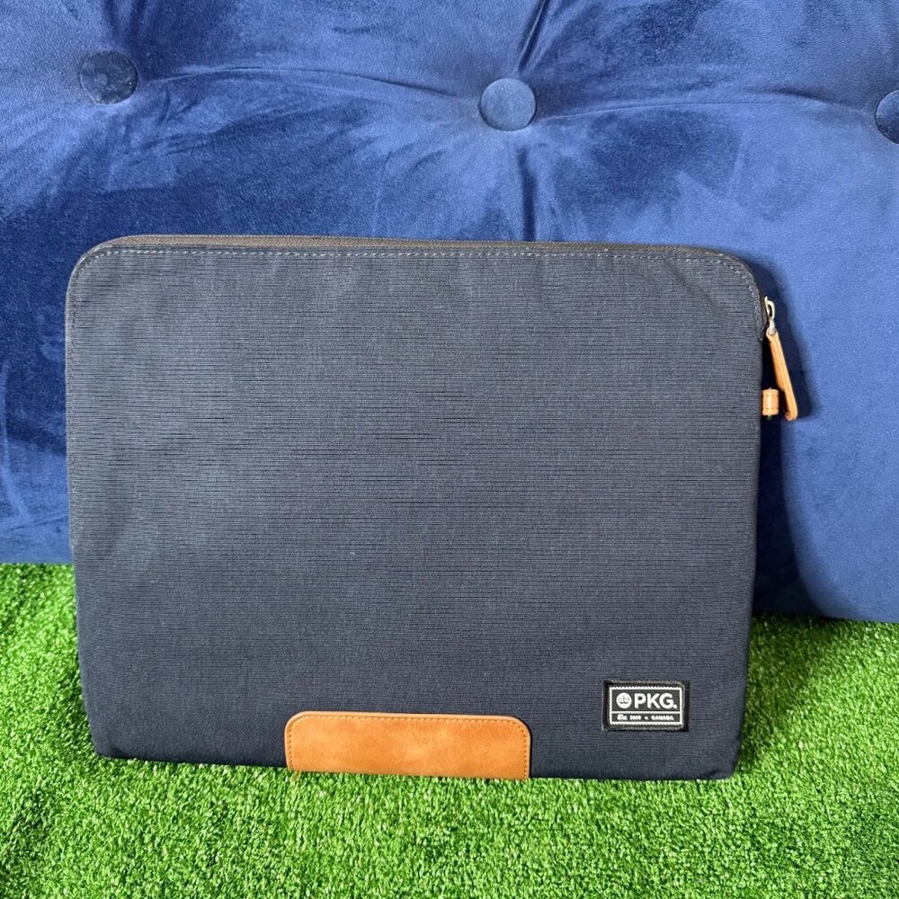 PKG Bags Slouch Laptop Sleeve, 13"/14" weather-resistant polyester Black